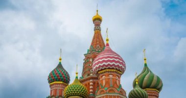 Kızıl Meydan, Moskova, Rusya. Kremlin, St. Basil Katedrali ve bulut gökyüzü. Zaman Ayarı RAW 8K