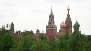 Moskova, Rusya, Kremlin ve ağaçlar. Zaryadye Parkı 'ndan görüntü