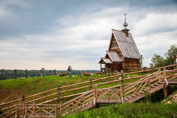 Ve městě Plyos, dřevěný kostelík na kopci — Stock fotografie