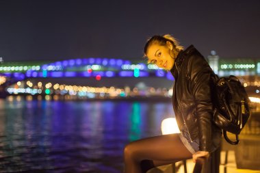 Kız akşam dolgu üzerinde yürür.