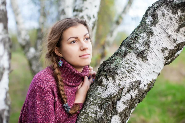 Meisje op de natuur rond Birch — Stockfoto