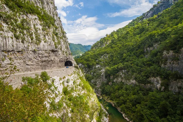 Montenegro, el camino a la montaña — Foto de Stock