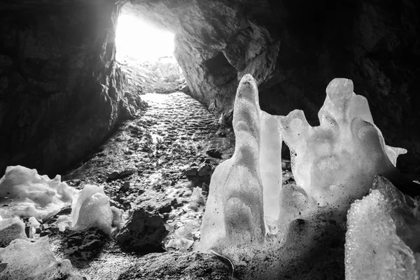 黑山，杜尔米托尔，冰洞 — 图库照片