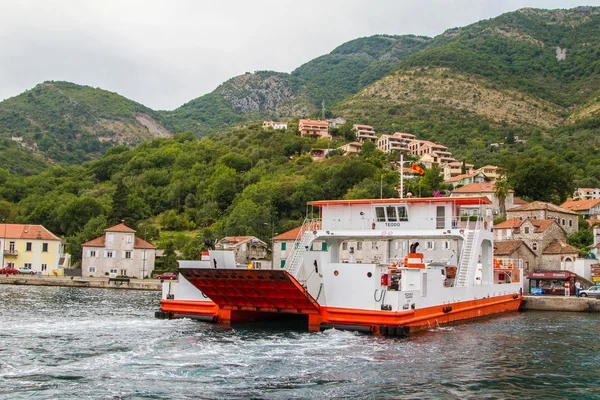 Montenegro, Budva. Färjan över fjärden, fartyget Teodo — Stockfoto