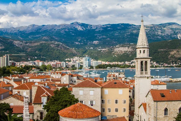 Budva, a velha e a nova cidade — Fotografia de Stock