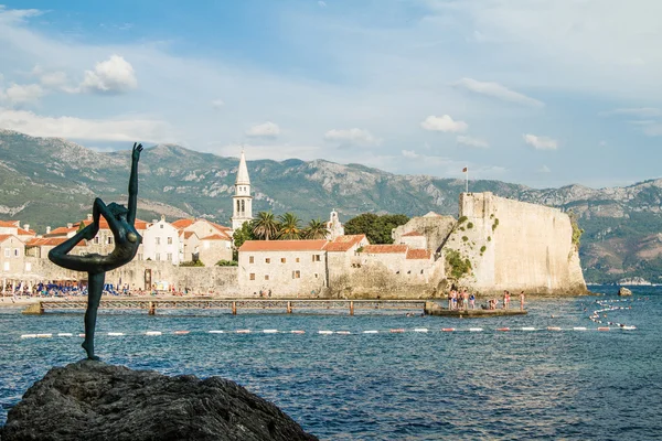 Montenegro, Budva, dançarina de escultura e da cidade velha — Fotografia de Stock