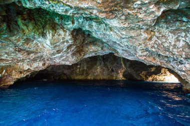 Karadağ, mavi mağara