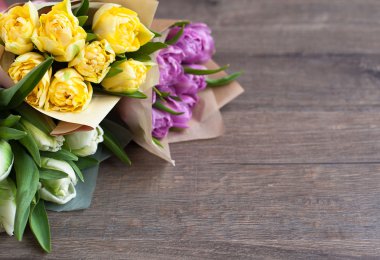 Lale ahşap backgrou üzerinde farklı renklerin üç demetleri