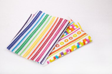 Beyaz ahşap zemin üzerinde mutfak havlular