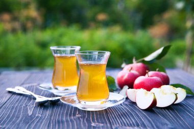 Sıcak elma çay bahçesinde taze elma ile   
