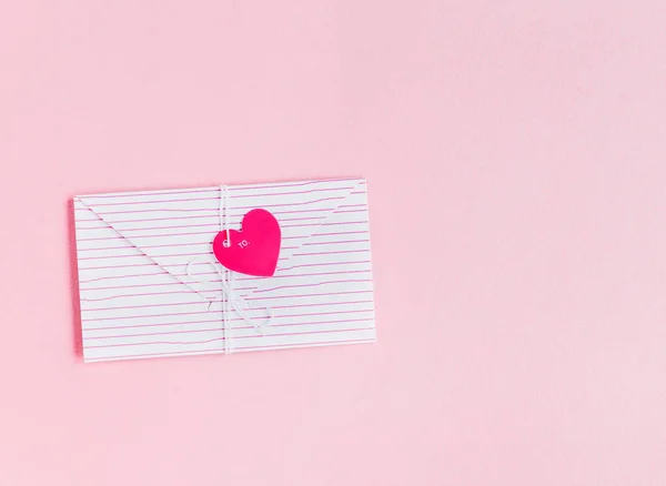 Briefumschlag Zum Valentinstag Rotes Herz Valentinstag Briefkarte Vorhanden Kopierraum — Stockfoto