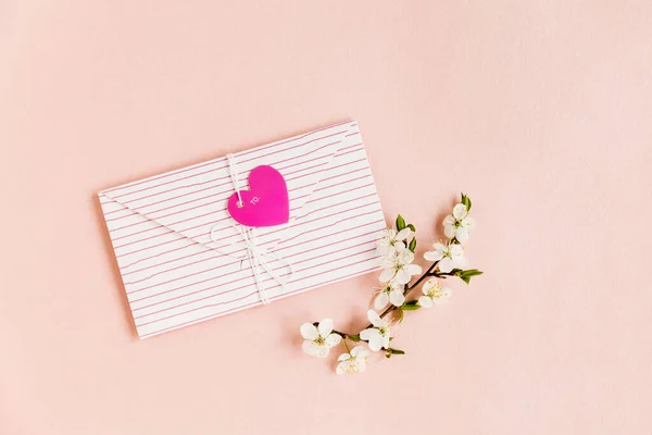 Valentinstag Briefumschlag Rosa Herz Valentinstag Briefkarte Vorhanden Kopierraum — Stockfoto