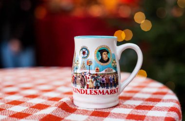 Nuremberg 'deki Noel pazarında sıcak kırmızı şaraplı bir bardak Gluhwein.