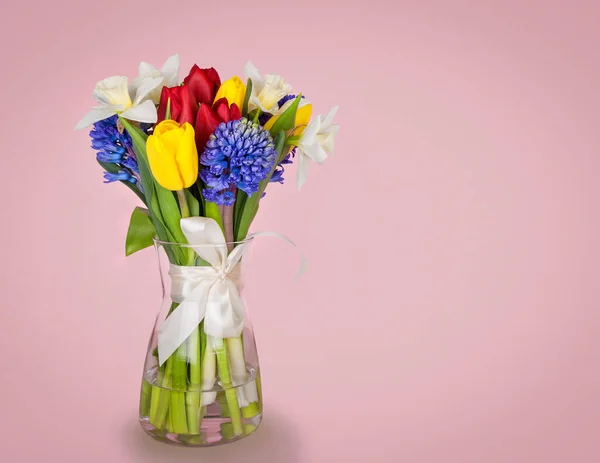 Bukett Vårblommor Glasvas Rosa Bakgrund — Stockfoto