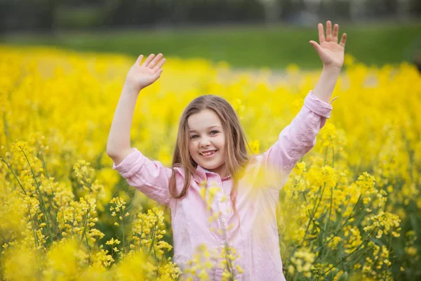 Glückliches Schönes Mädchen Einem Gelben Feld Mit Blumen — Stockfoto