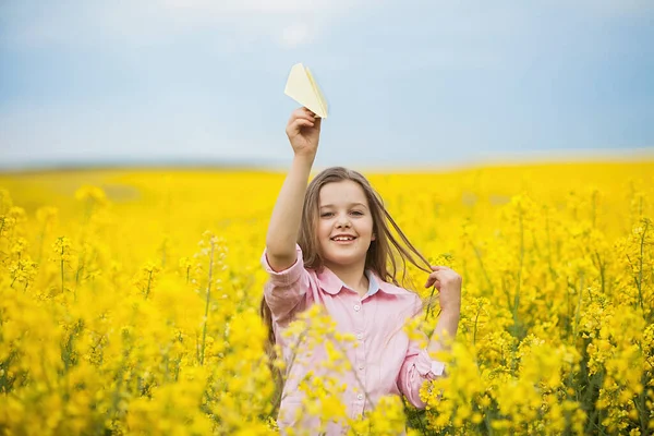 Schöne Glückliche Mädchen Mit Papierflieger Auf Einem Blühenden Sommerfeld — Stockfoto