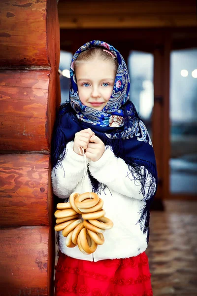 Rus kızı evin verandada mavi şal