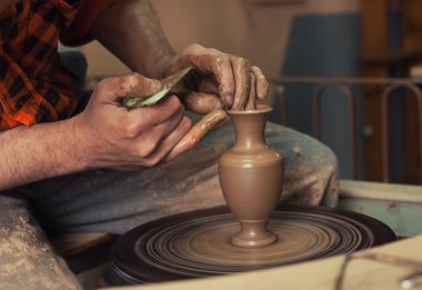 eller tekerlek üzerinde çanak çömlek yapım