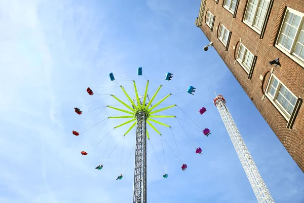 Attraction Carousel  against a blue sky in Dam Square, Amsterdam — Stock Photo, Image