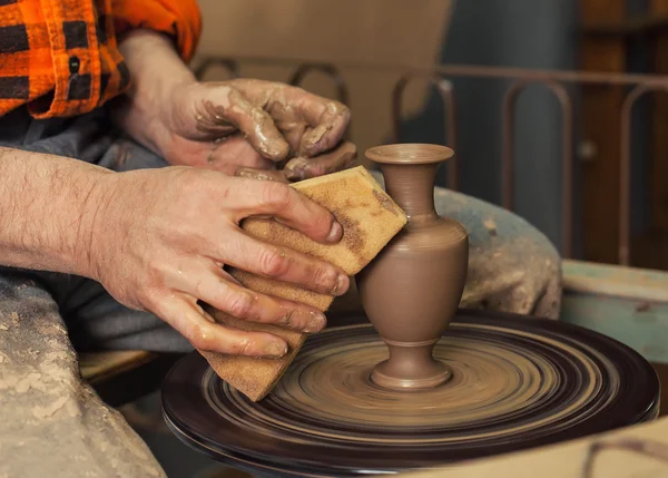 Mains faisant de la poterie sur une roue — Photo