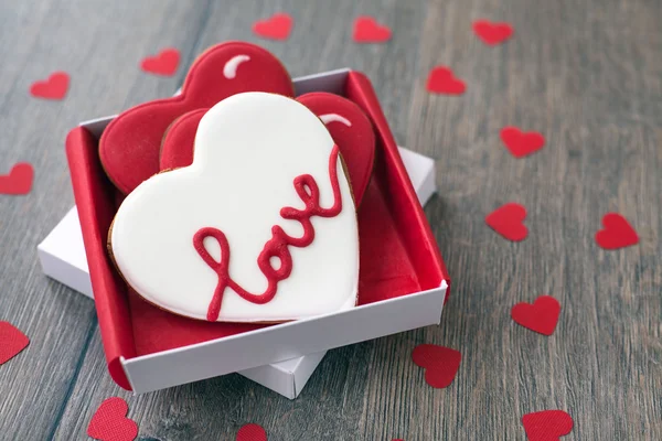 Gingerbread çerezleri Sevgililer günü için dekore edilmiştir.