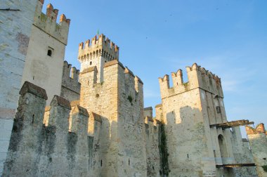 Güzel Ortaçağ İtalyan şehri Sermione kuleleri