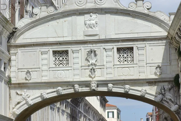 Veduta del famoso Ponte dei Sospiri a Venezia — Foto Stock