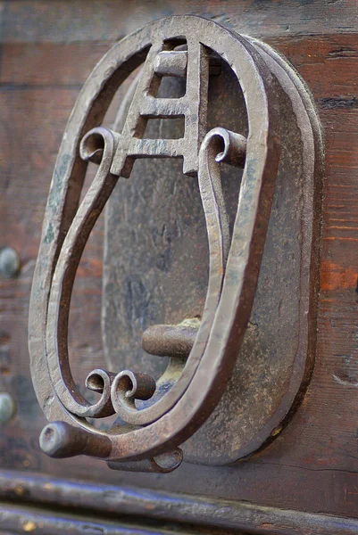 Старый дверной молоток в Италии — стоковое фото