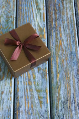 Antika ahşap tahta üzerinde hediye kutusu