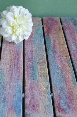 Beyaz çiçek rustik ahşap zemin üzerine