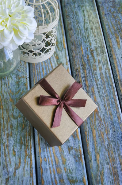 Coffret cadeau sur panneau en bois vintage — Photo