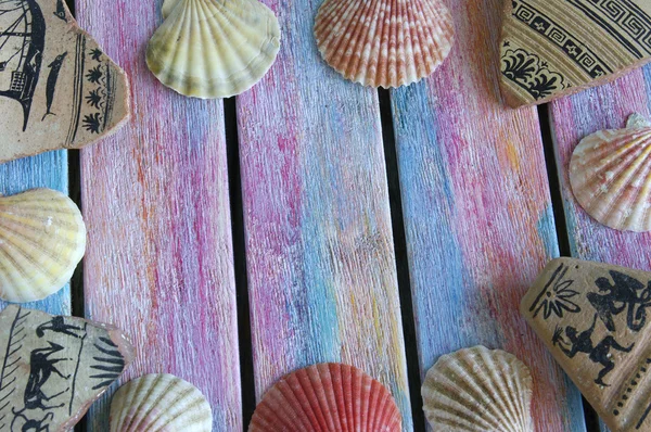 Primeros planos de conchas marinas sobre tabla de madera vieja —  Fotos de Stock