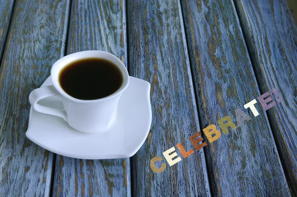 Inschrift feiern mit einer Tasse Kaffee — Stockfoto