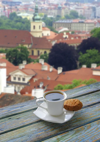 Xícara de café com vista Praga — Fotografia de Stock