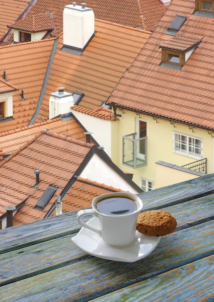 Kopp kaffe med utsikt över Prag Royaltyfria Stockbilder