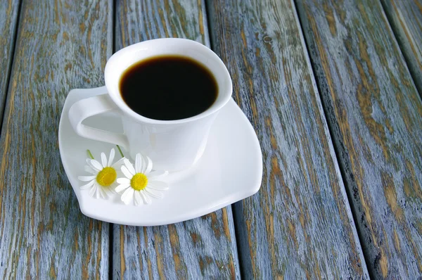 Чашка кофе на деревенском фоне — стоковое фото