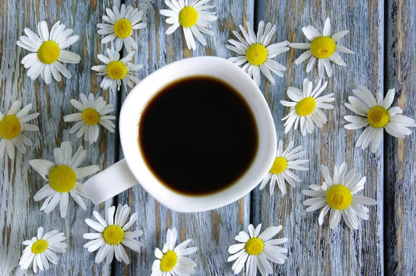 Чашка кофе на деревенском фоне — стоковое фото