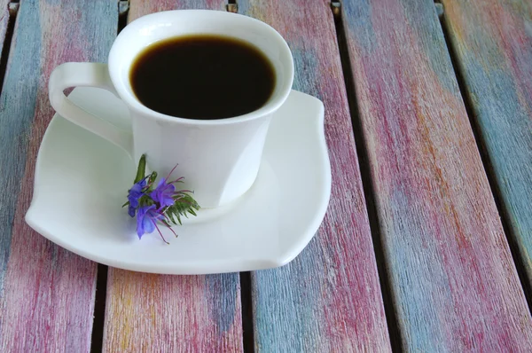 Tasse Kaffee auf rustikalem Hintergrund — Stockfoto