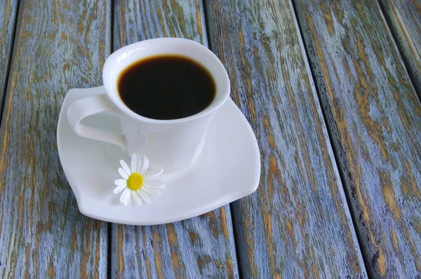 Tasse Kaffee auf rustikalem Hintergrund — Stockfoto