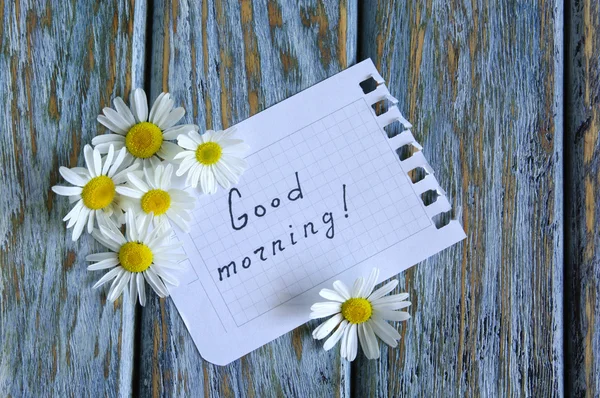 Надпись Доброе утро с полевыми цветами — стоковое фото