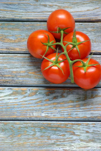 Tomates sobre fondo rústico de madera —  Fotos de Stock