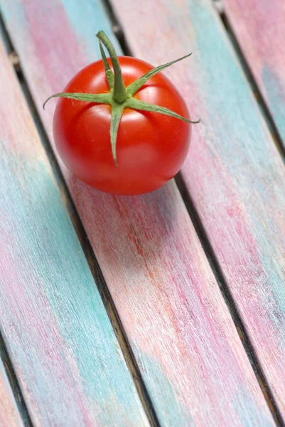 Tomate sobre fondo rústico de madera —  Fotos de Stock