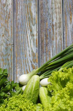 Tahta arka planda taze sebzeler