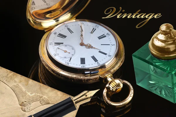 Vintage relógio de bolso dourado — Fotografia de Stock
