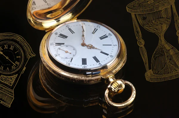 Vintage reloj de bolsillo de oro —  Fotos de Stock
