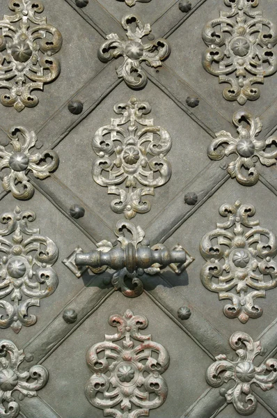 Старая металлическая дверь крупным планом — стоковое фото
