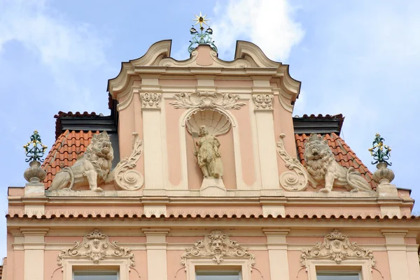 Oude stadsplein in Praag, Tsjechië — Stockfoto