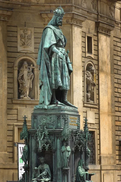 Estátua de Bronze do Rei da República Tcheca e do Imperador Romano Carlos IV em Praga — Fotografia de Stock