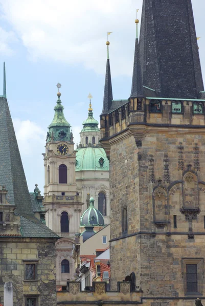 Uitzicht op de oude binnenstad pier architectuur en Karelsbrug over de Moldau rivier in Praag, Tsjechië — Stockfoto