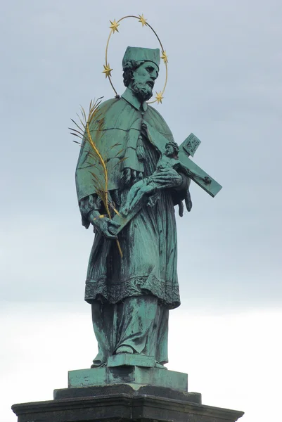 Sculpture Charles Bridge over Vltava river in Prague, Czech Republic — Stock Photo, Image